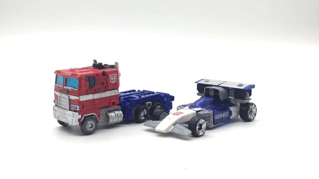 Video Review   Transformers Earthrise Optimus Prime With Screencaps 35 (35 of 39)